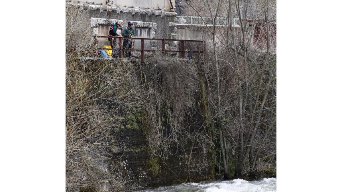 Aparece el cuerpo sin vida de un hombre en el río Bernesga a la altura de la localidad leonesa de Santa Lucía de Gordón.-ICAL
