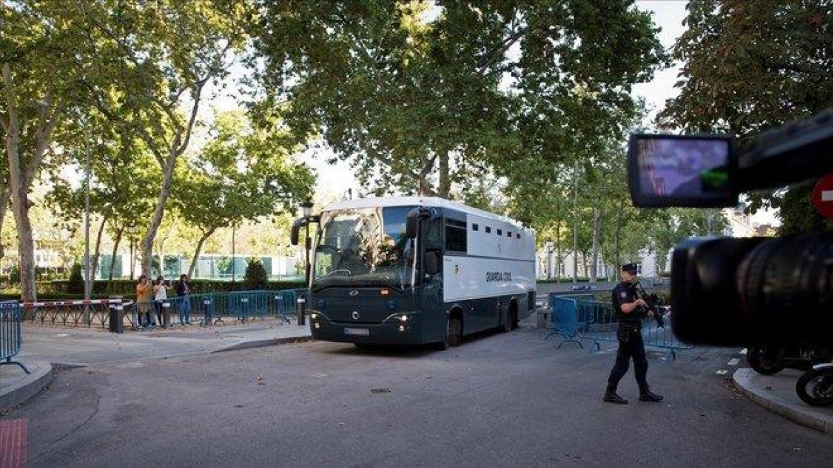Un furgón de la Guardia Civil conduce a los independentistas radicales enviados a prisión por el juez de la Audiencia Nacional Manuel García Castellón.-EFE LUCA PIERGIOVANNI