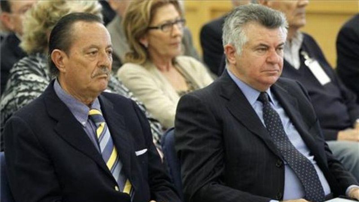 El exalcalde de Marbella, Julián Muñoz y el asesor urbanístico, Juan Antonio Roca, durante el juicio en la Audiencia Nacional por el caso Saqueo II en abril del 2013.-EFE