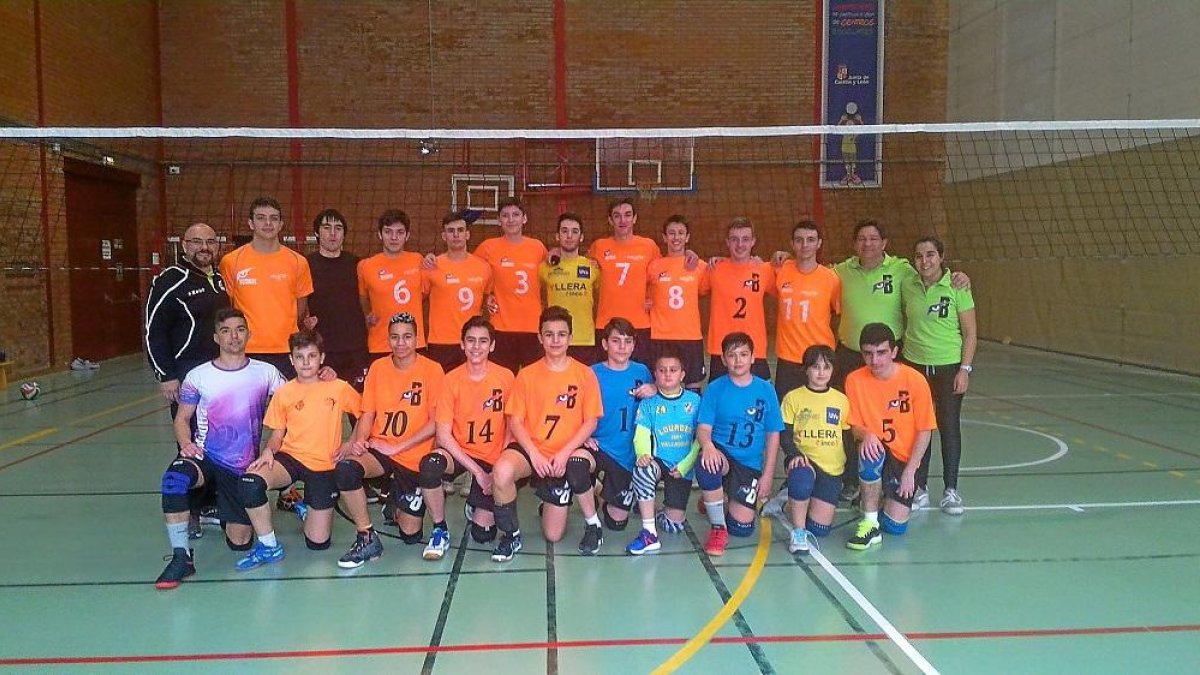 Gran parte de los equipos del Bumayé formado por los jugadores de la escuela, infantiles y cadetes posan en Río Esgueva.-EL MUNDO