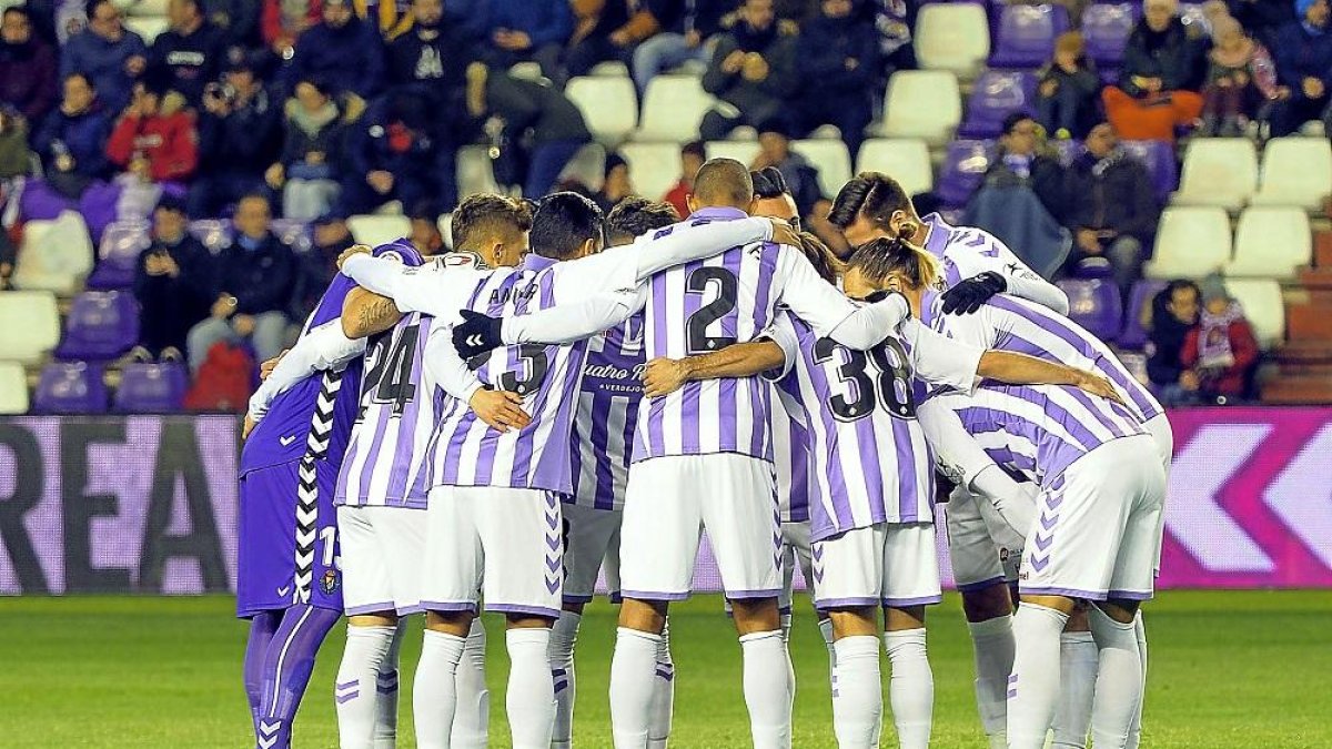 Jugadores blanquivioleta realizan su habitual piña en un partido de esta temporada.-PABLO REQUEJO