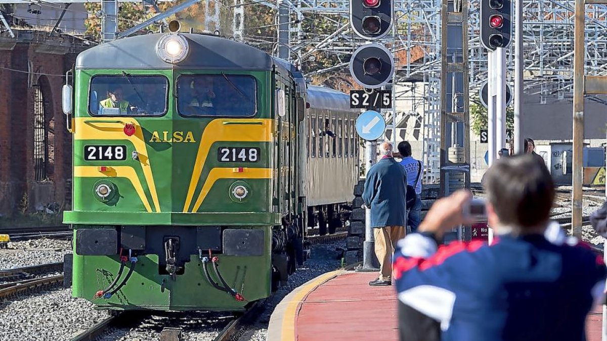 Llegada del tren de Felipe II a la estación de Valladolid.-PABLO REQUEJO