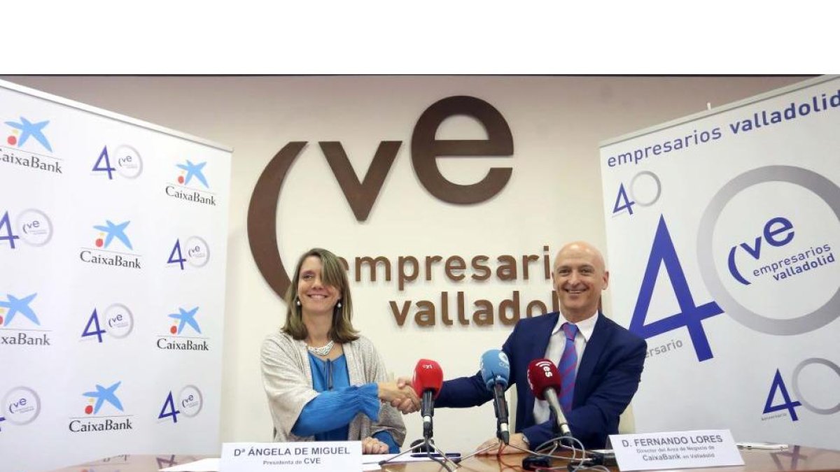 La presidenta de la CVE, Ángela de Miguel, renueva su convenio de colaboración con el director del área de Negocio de Valladolid de La Caixa, Pedro Fernando Lores.-ICAL