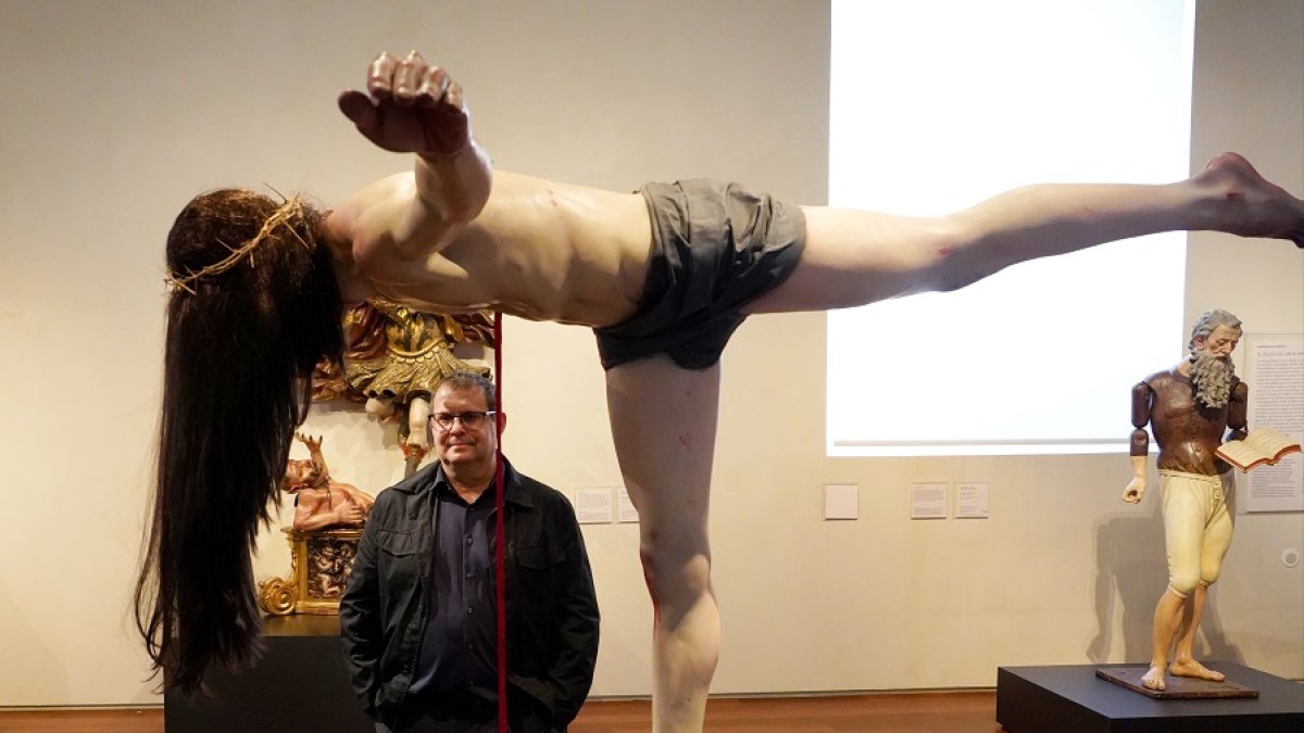 Ydáñez, frente a 'La fuente', su revisión del 'Cristo de la Sangre' de De Bussy. | M. CHACÓN - ICAL