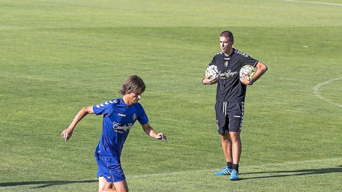 Rubio conduce el balón ante la presencia de Garitano en el entrenamiento de ayer.-Miguel Ángel Santos