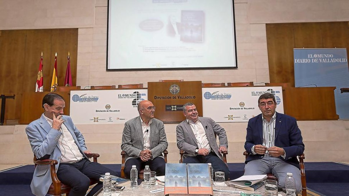 Javier Peña, Jesús Julio Carnero, José Antonio Vázquez Taín y Pablo Lago ayer, durante la presentación de la novela ‘El mar sin fondo’ en el Castillo de Fuensaldaña-MIGUEL ÁNGEL SANTOS