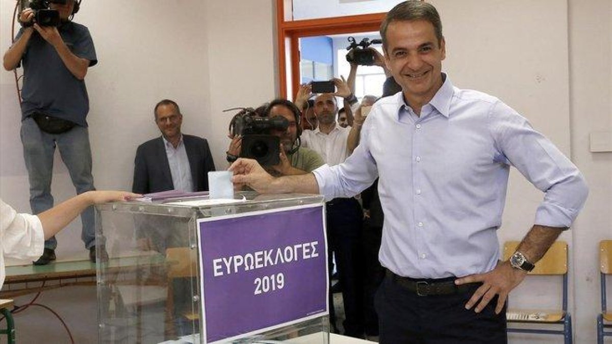 El líder de Nueva Democracia, Kiriakos Mitsotakis, vota en Atenas (Grecia).-ALEXANDROS VLACHOS (EFE)