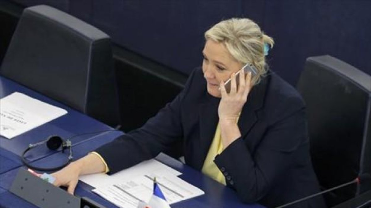 La europarlamentaria Marine Le Pen, ayer, en la Cámara de Estrasburgo.-REUTERS / VINCENT KESSLER