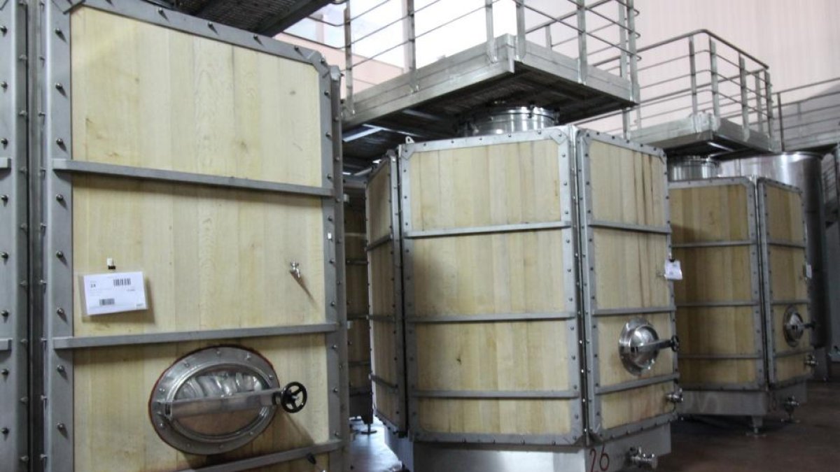 Tinas de roble con duelas desmontables para la fermentación.-L.P.