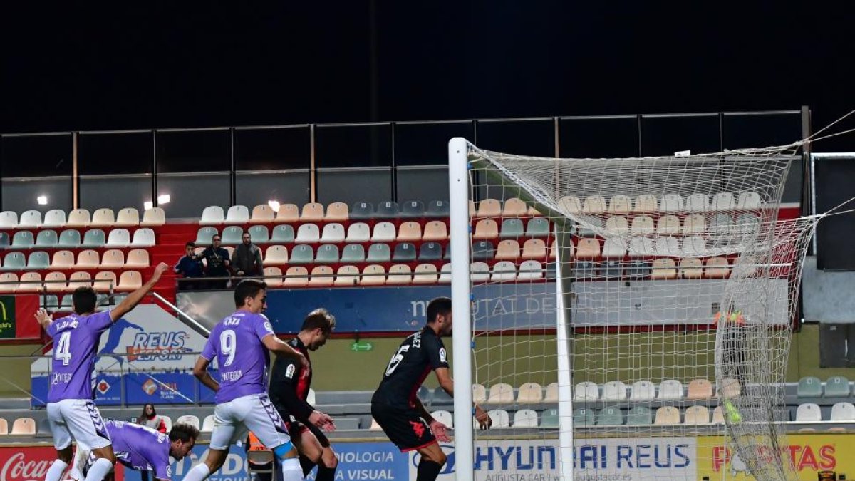 Ángel cae al suelo tras marcar con la zona testicular el gol del empate definitivo.-LOF