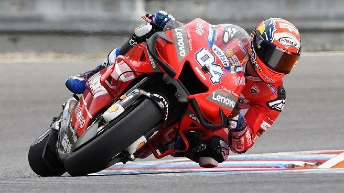 El italiano Andrea Dovizioso (Ducati), en los entrenamientos de hoy en el circuito checo de Brno.-AFP / MICHAL CIZEK