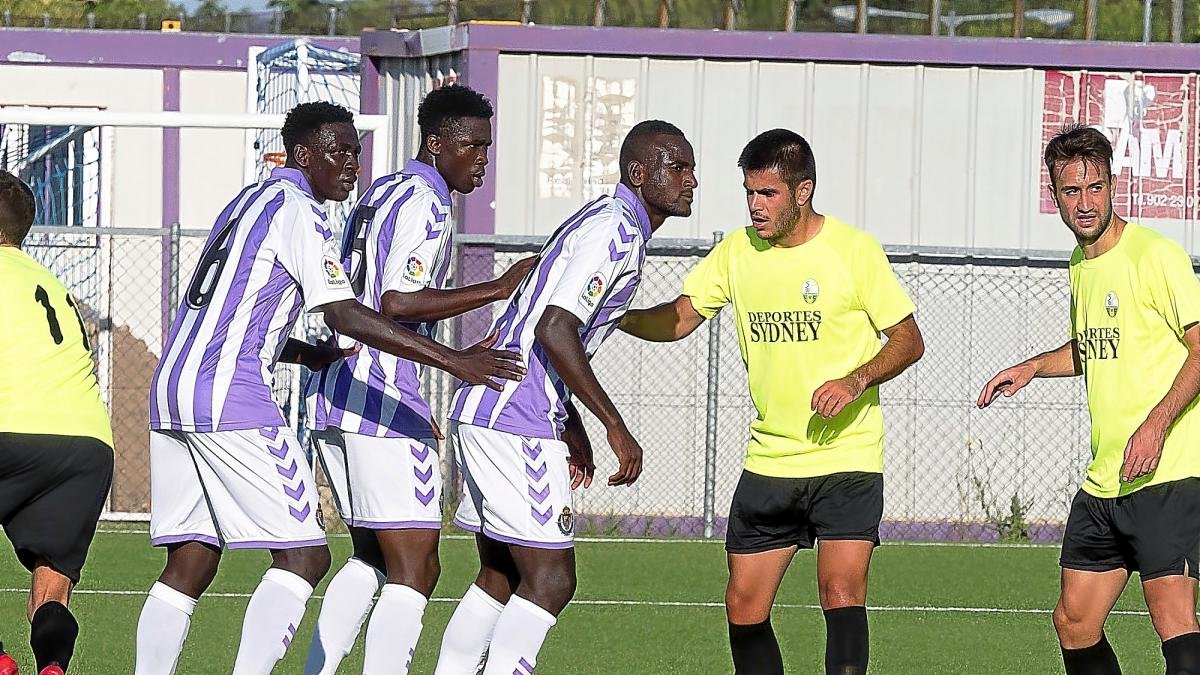 Los blanquivioleta Baba, Seydou y El Hacen, ante un rival del Virgen del Camino.-PABLO REQUEJO