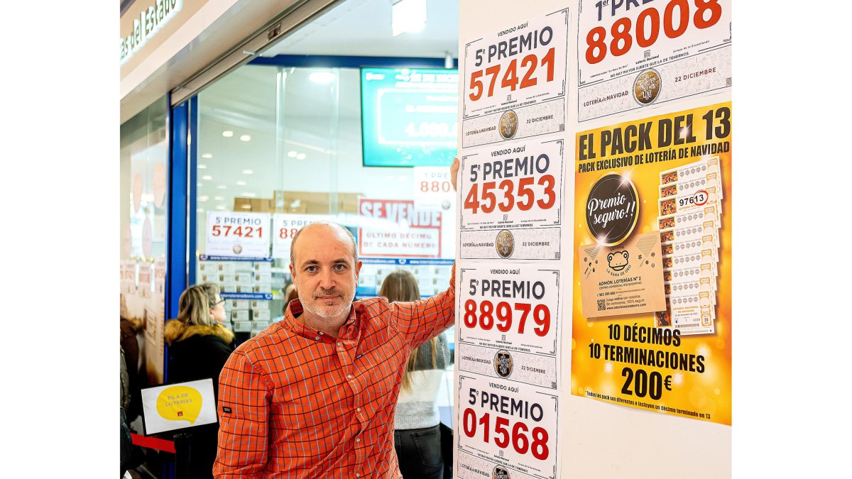 Luis Vázquez de Prada, lotero de la administración La Rana de Oro del centro comercial Río Shopping de Valladolid - PHOTOGENIC
