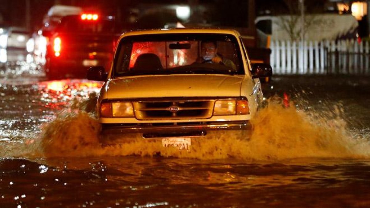 Algunos embalses y rios se han desbordado lo que ha provocado las inundaciones en la ciudad californiana de San José.-