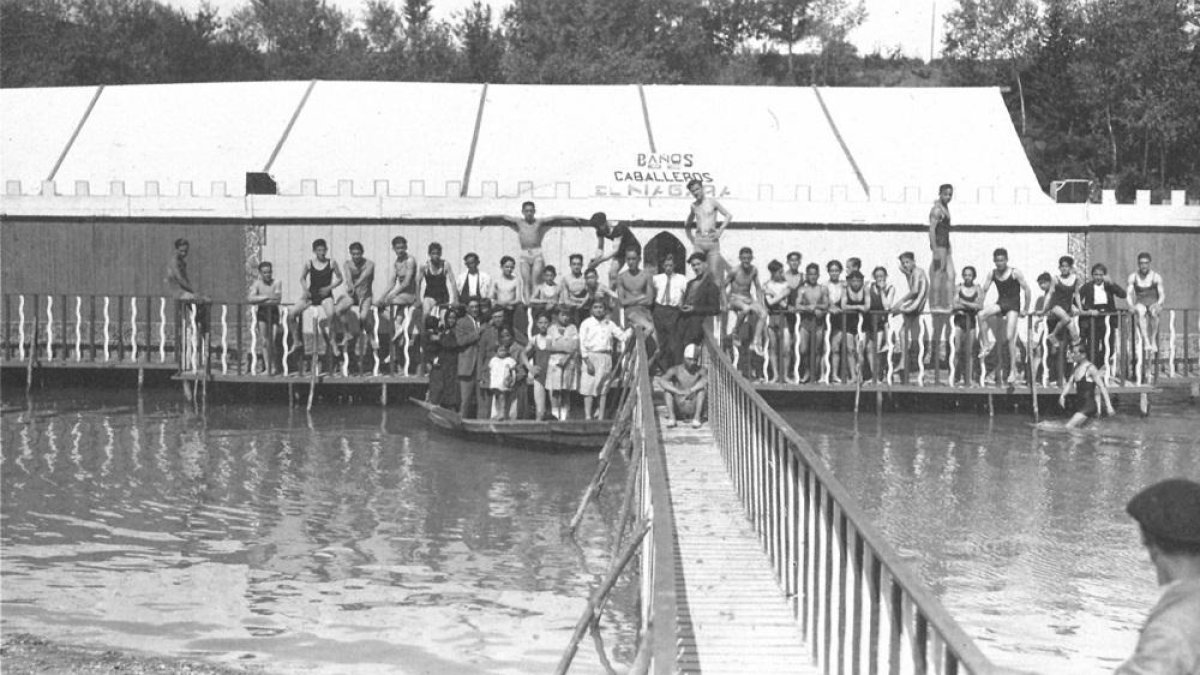 Los bañistas posan frente a El Niágara, uno de los primeros vestuarios a principios del siglo XX.-
