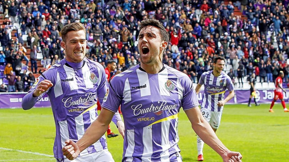 Mata celebra junto a Toni Martínez el gol de la victoria contra el Almería.-J. M. LOSTAU