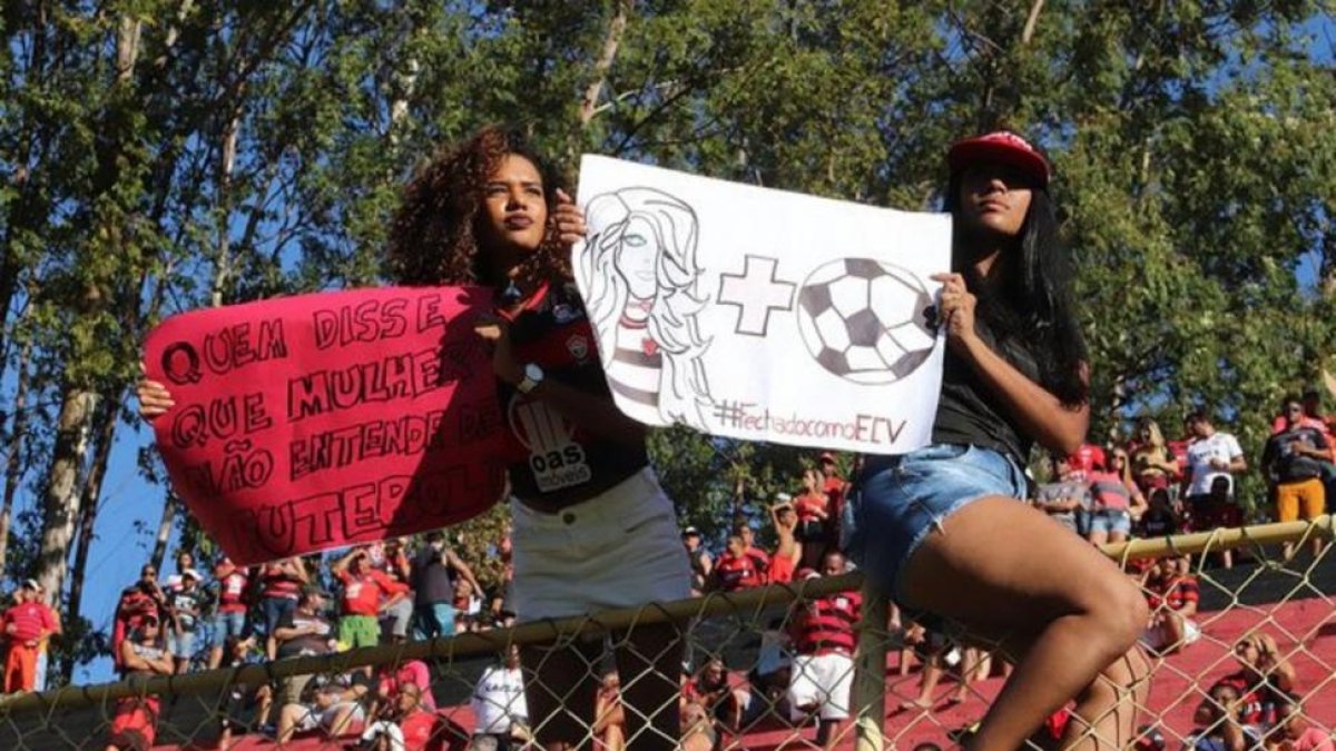 Hinchas femeninas, en Sao Paulo.-TWITTER / DIBRADORAS
