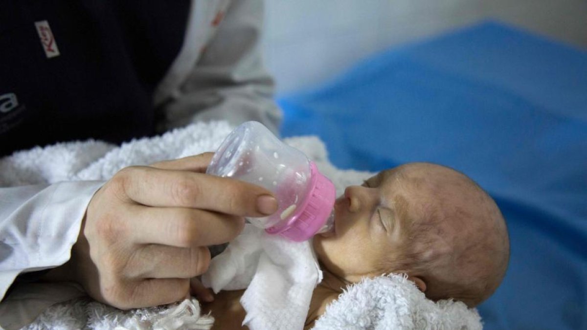 Uno de los bebés trasladados en el hospital infantil de Alepo.-AFP / KARAM AL-MASRI