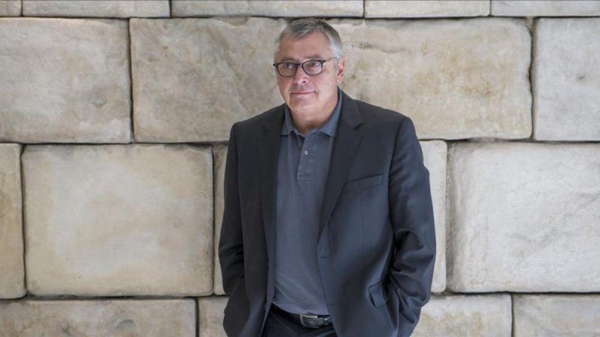 El exfutbolista y comentarista deportivo Michael Robinson, en el 2017 en Barcelona.-FERRAN SENDRA