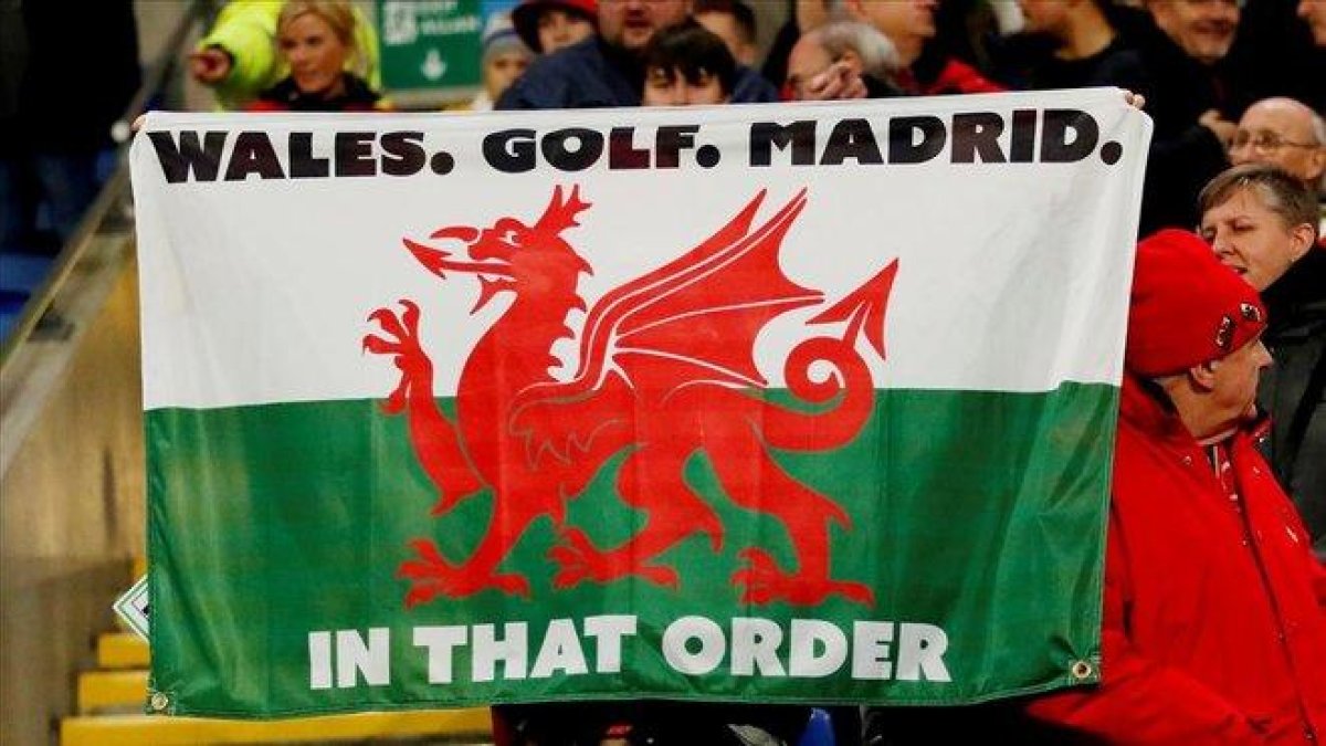 Bandera en las gradas del partido de Gales con el lema: “Gales, golf, Madrid. En ese orden”.-