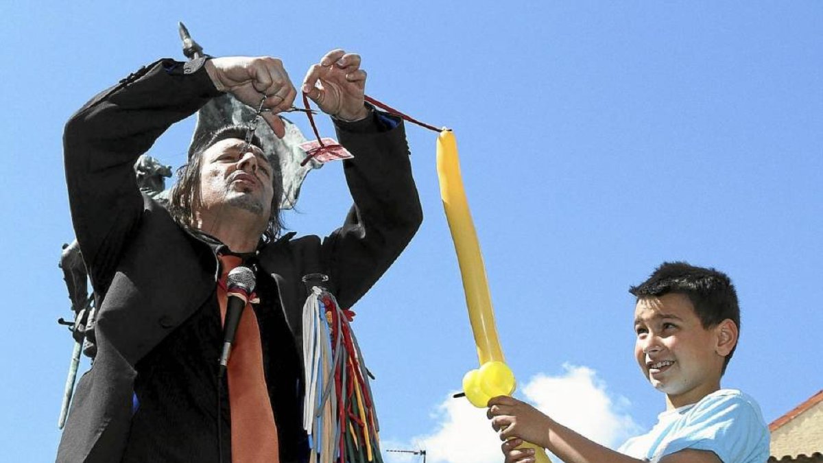 Jean Philippe Atchoum en una actuación de Titirimundi 2013-El Mundo