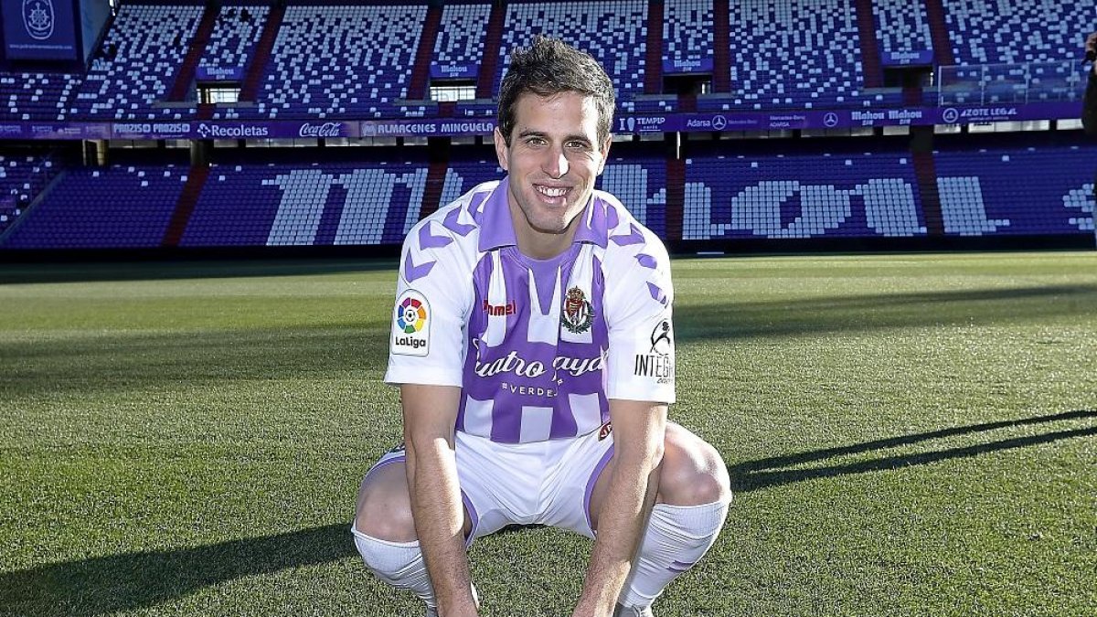 Hervías posa sobre el césped de Zorrilla, ayer, antes de su presentación.-J. M. LOSTAU
