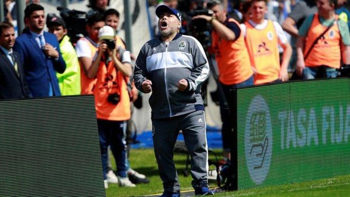 Maradona celebra el gol de su equipo en su debut con Gimnasia.-