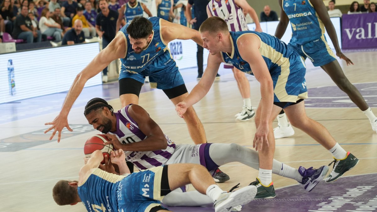 N'Guessan pelea por el balón desde el suelo. / LOSTAU