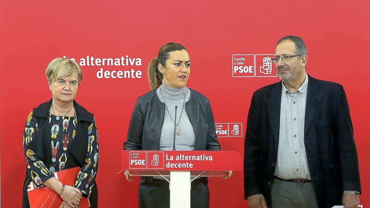 Virginia Barcones, flanqueada por Isaura Leal y Joaquín Llamas, ayer en la sede regional del PSOE.-ICAL