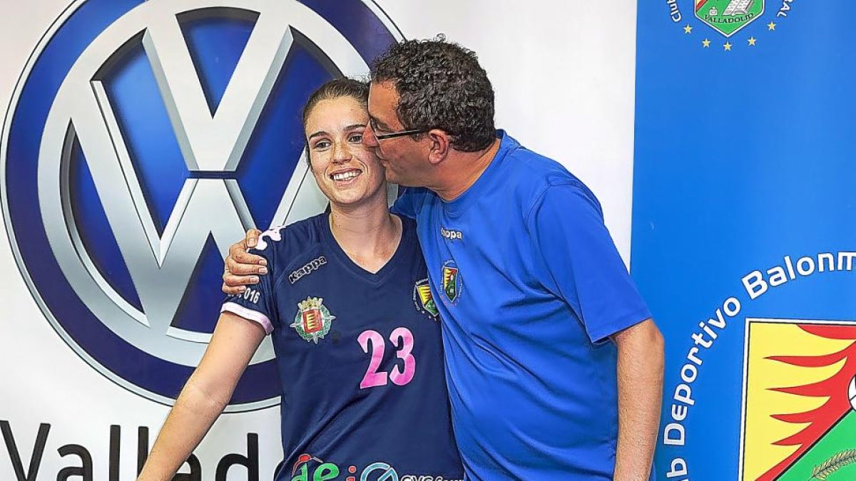 Cecilia recibe el apoyo de Peñas.-PABLO REQUEJO