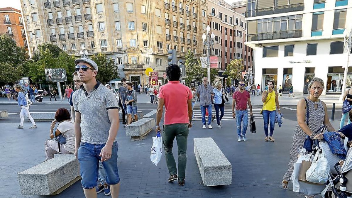 Bancos de hormigón instalados en la plaza de Zorrilla para impedir el acceso de vehículos.-J.M. LOSTAU