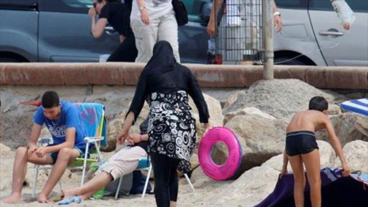 Una mujer con 'burkini' en la playa de Marsella, el 17 de agosto.-REUTERS / STRINGER