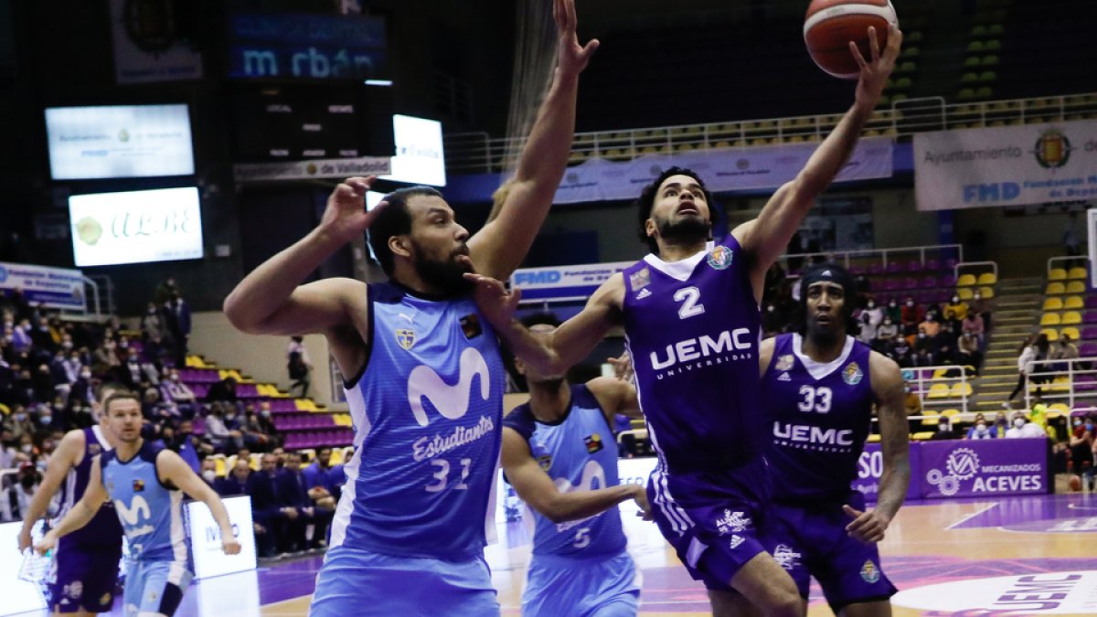Wintering, defendido por Larsen, busca anotar en el partido de liga ante Estudiantes en Pisuerga. / LOSTAU