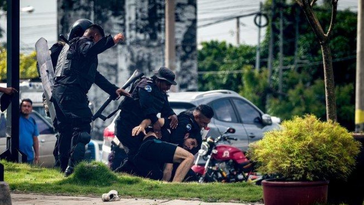 La policía de Nicaragua detiene a un estudiante opositor al Gobierno.-EFE