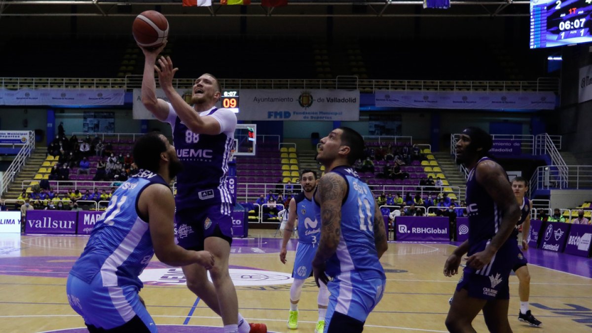 Dominic Gilbert se lanza hacia el aro / J. M. LOSTAU