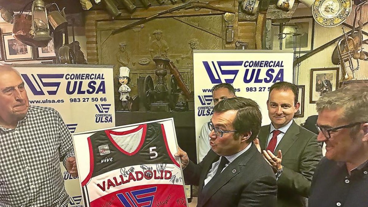 Javier Gómez Salamanca, de Comercial Ulsa, con la camiseta firmada por la plantilla.-G.V.