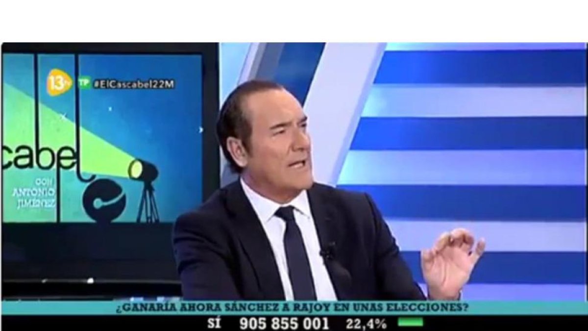 El presentador de 'El Cascabel' de 13TV, Antonio Jiménez, riéndose de lo sucedido en Manchester.-
