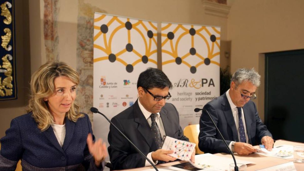 La consejera de Cultura y Turismo, Alicia García y el embajador de India en España, Vikram Misri-Ical