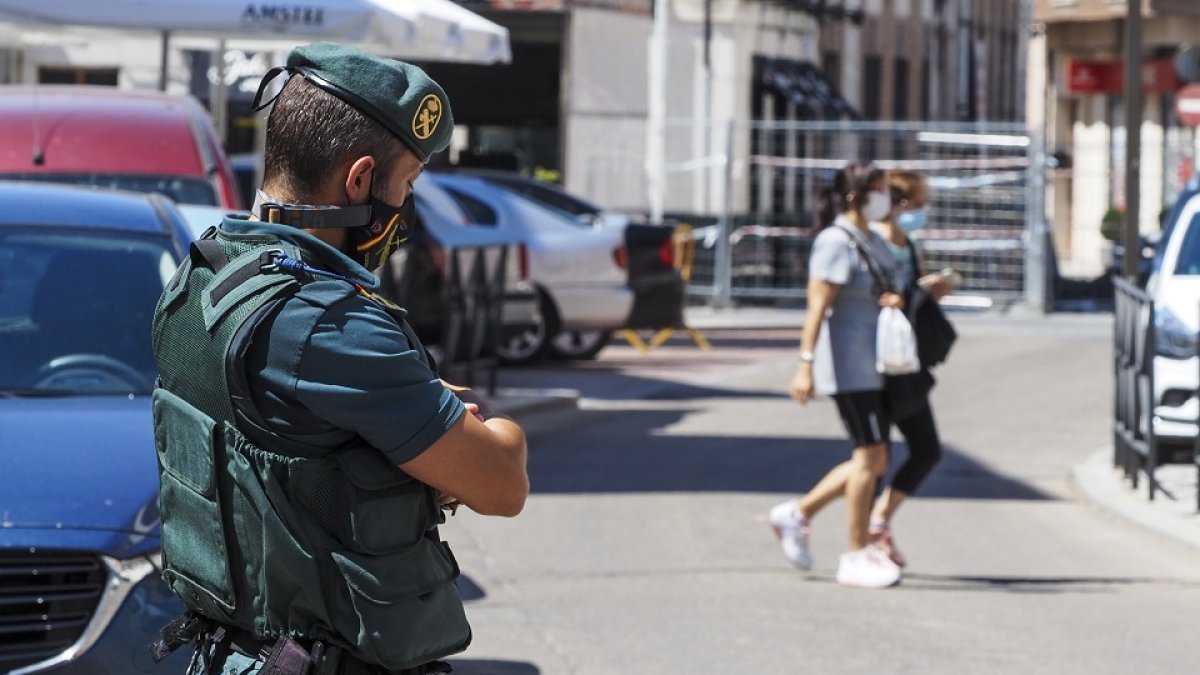 Photogenic/Miguel Ángel Santos. Valladolid. 1/8/2020. Iscar, rebotes del COVID19. Guardia civil por las calles del pueblo