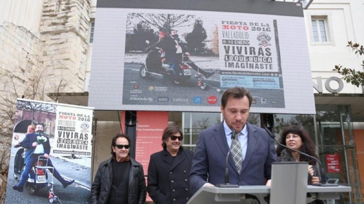 Alcalde de Valladolid, Óscar Puente, y la concejala de Cultura y Turismo, Ana Redondo, presentan el cartel y spot publicitario de la Fiesta de la Moto, acompañados por los integrantes de la banda de música Burning-Ical