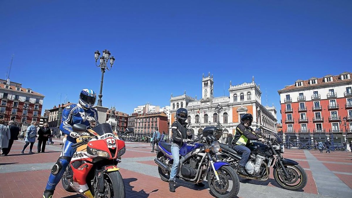 Tres de los moteros que se concentraron en la Plaza Mayor.-JOSE C. CASTILLO (PHOTOGENIC)