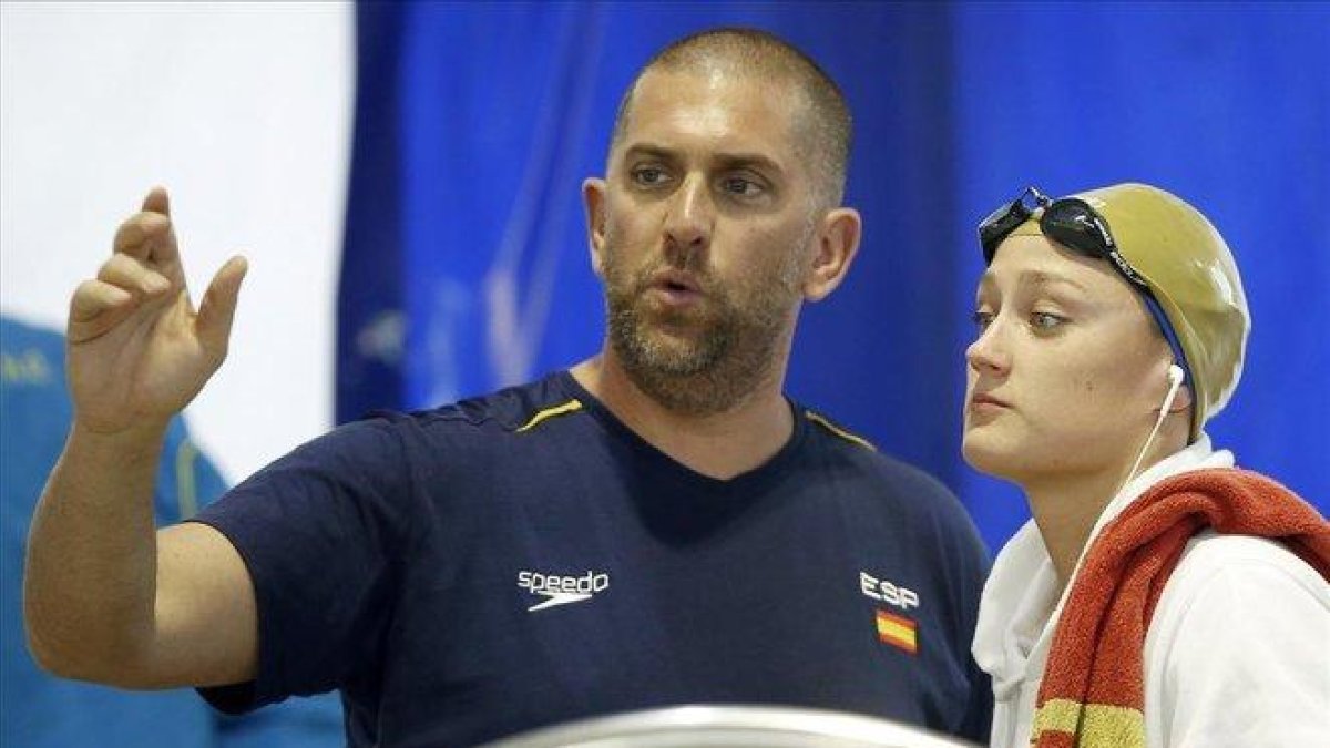 Fred Vergnoux, junto a Mireia Belmonte, en una imagen de archivo-EFE