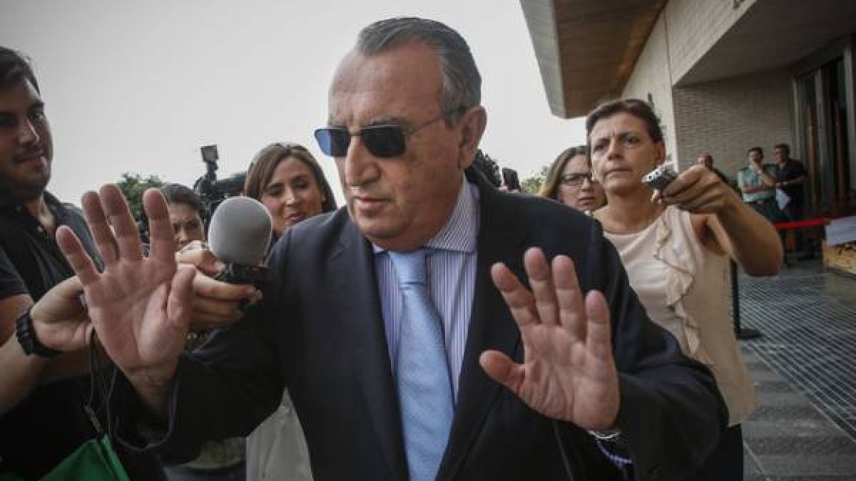 El expresidente de la Diputación de Castellón, Carlos Fabra, el 3 de septiembre a su llegada a los juzgados.-Foto: MIGUEL LORENZO