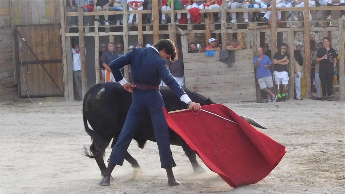 Un joven torea durante un instante de las fiestas. C.M.