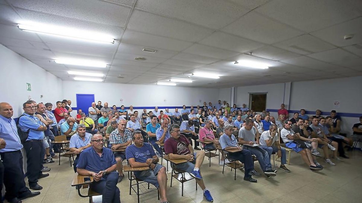 Trabajadores de Auvasa en la asamblea celebrada el jueves por la noche en la que se acordó relizar paros en las fiestas patronales de septiembre.-J.CASTILLO
