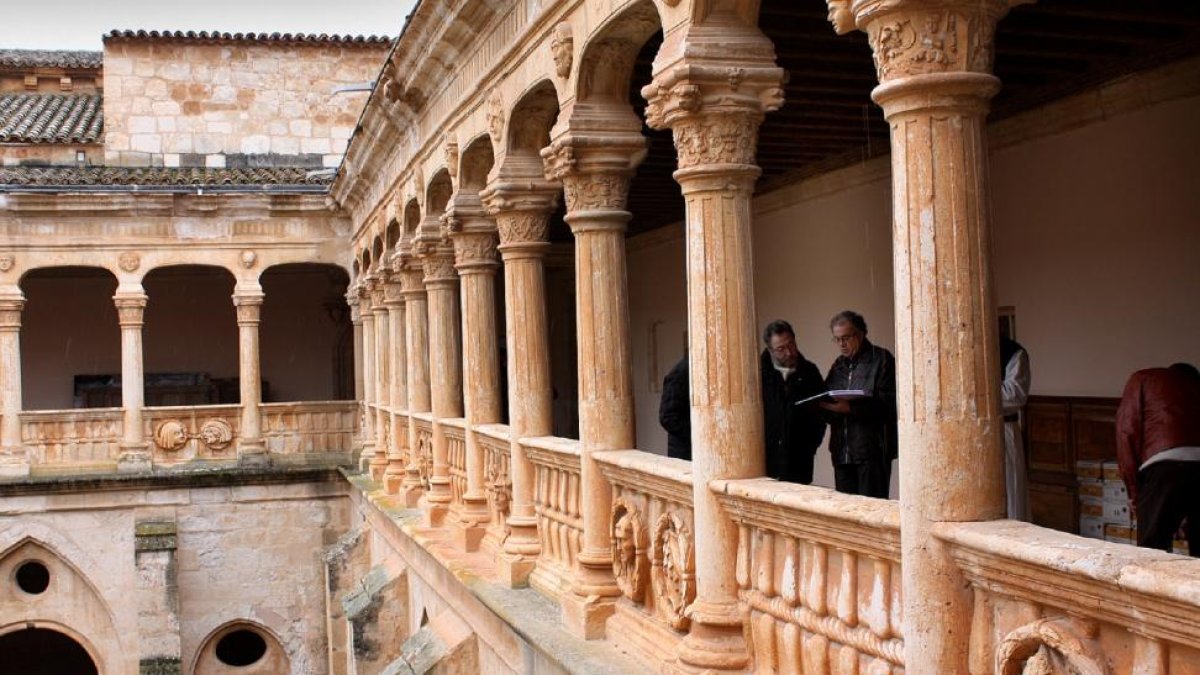 Arriba, imagen del claustro plateresco del Monasterio de Santa María de Huerta (Soria).-L. P.