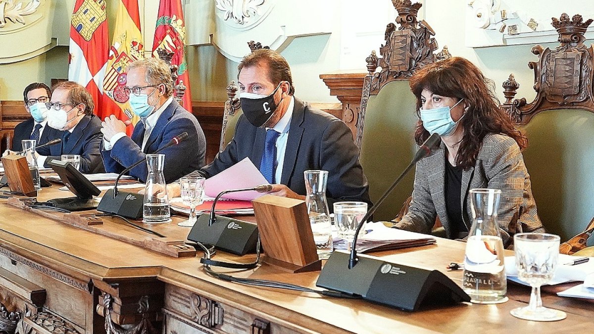 Óscar Puente, en el centro, junto a Manuel Saravia y Ana Redondo, en el pleno. E. M.