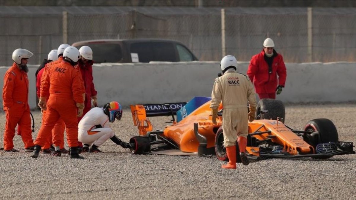 El propio Fernando Alonso quiso saber qué le había ocurrido a su rueda trasera derecha, en sus primeras vueltas en Montmeló.-REUTERS / ALBERT GEA