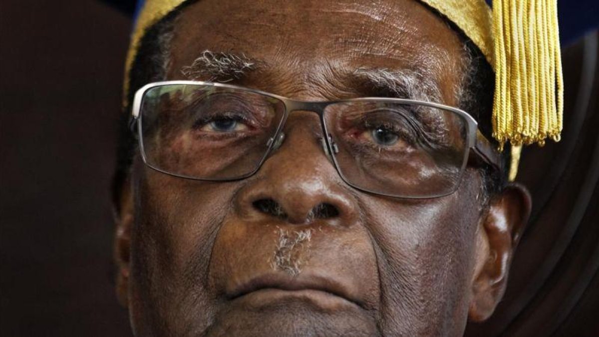 Mugabe, durante una ceremonia de graduación universitaria en las afueras de Harare, el 17 de noviembre.-AP / BEN CURTIS