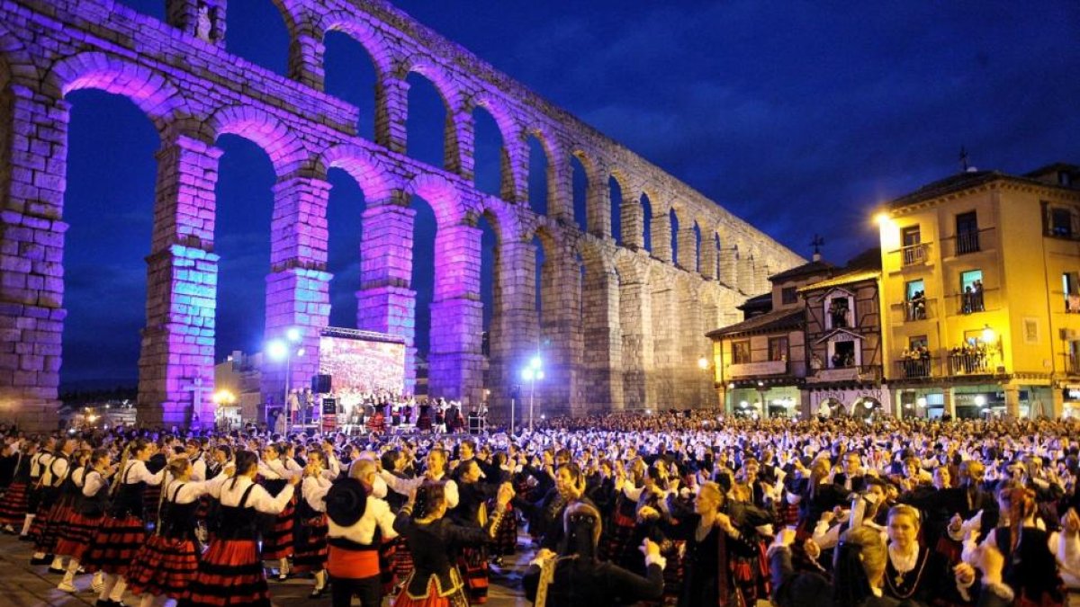 La Asociación Autismo Segovia y el Ayuntamiento de la capital segoviana organizan el intento del récord Guinnes de gente bailando una jota con trajes regionales, durante cinco minutos-ICAL